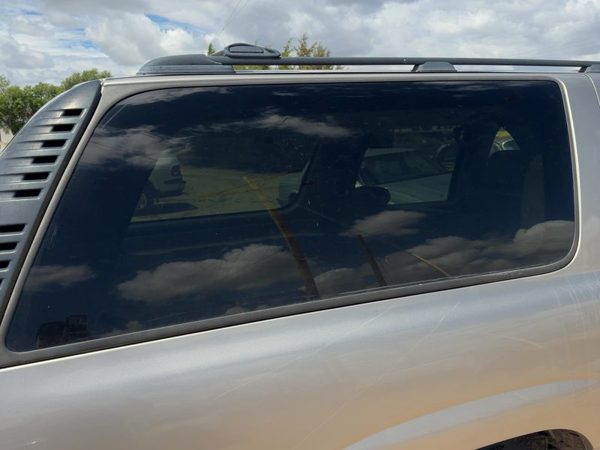 2000-2006 Chevy Suburban Passenger Right Rear Quarter Glass Back Side Window Oem — photo 2