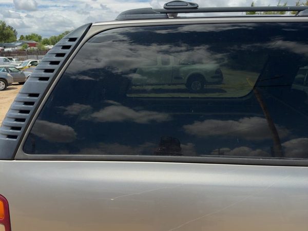 2000-2006 Chevy Suburban Passenger Right Rear Quarter Glass Back Side Window Oem — photo 3