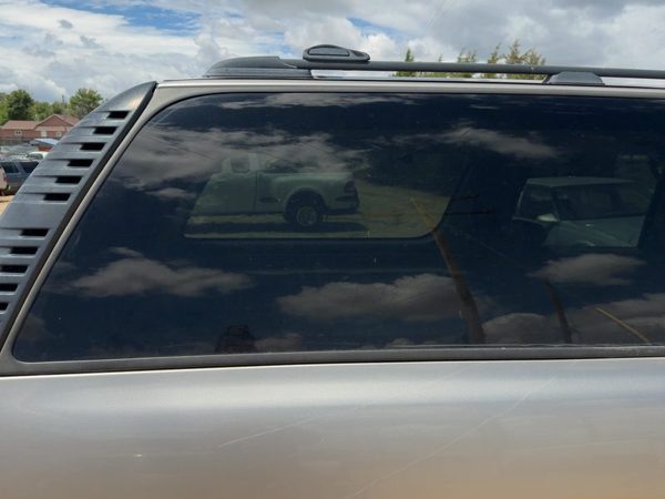 2000-2006 Chevy Suburban Passenger Right Rear Quarter Glass Back Side Window Oem — photo 4
