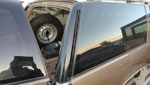 1992-1999 Chevy Suburban Passenger Right Rear Moulding On Corner Panel Oem — photo 2
