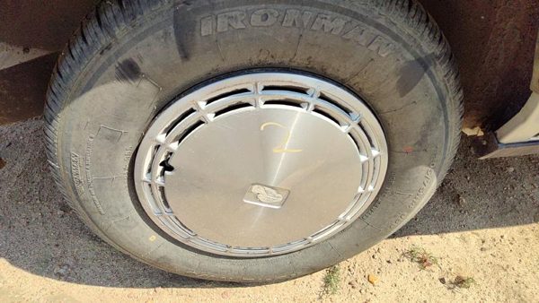 1990 Oldsmobile Delta 88 Wheel Cover 2 — photo 1