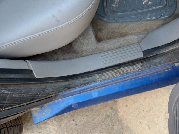 2002-2007 Saturn Vue Passenger Right Rear Sill Step Trim Panel 22698196 — photo 3