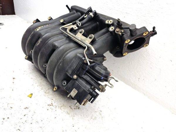 2001 Nissan Maxima Intake Manifold — photo 2