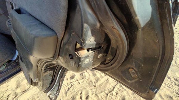 1994 Nissan Pathfinder Passenger Right Rear Door Latch With Rods/Cables Oem Back — photo 1