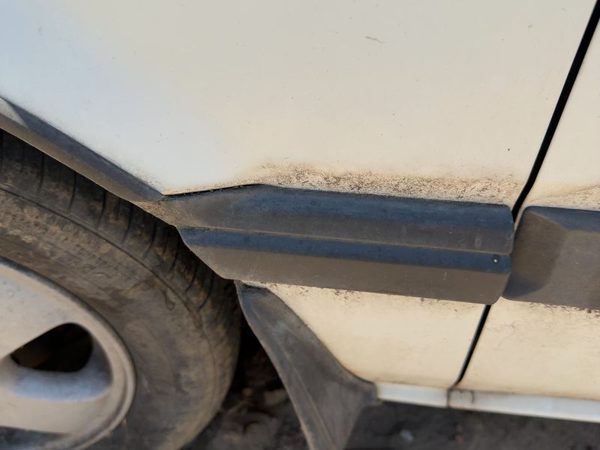 1988-1989 Honda Accord LX Driver Left Front Fender Trim OEM 75321-SE3-A13 — photo 3