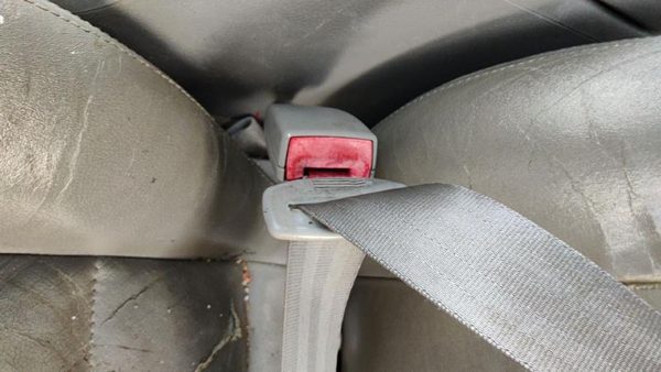 2002-2005 Vw Passat Driver Left Front Seat Belt Buckle Receiver Oem Gray — photo 3