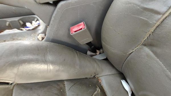 2002-2005 Vw Passat Driver Left Front Seat Belt Buckle Receiver Oem Gray — photo 1