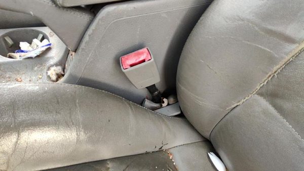 2002-2005 Vw Passat Driver Left Front Seat Belt Buckle Receiver Oem Gray — photo 2