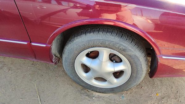 96-99 Olds 88 Passenger Right Fender Flare Moulding Oem Red — photo 2