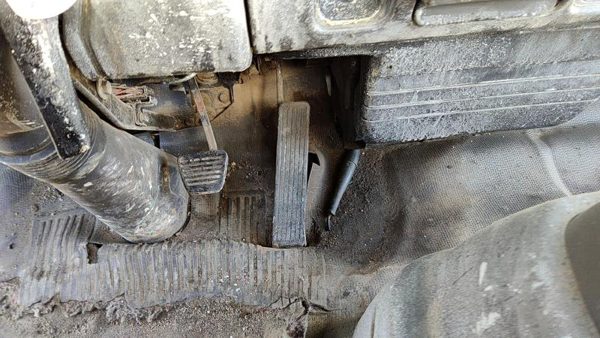 95-98 Isuzu Npr Gas And Brake Pedal Assembly Automatic Transmission — photo 3