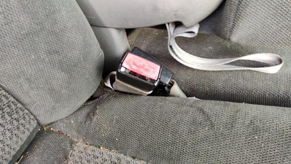 01-04 F350 Powerstroke Passenger Right Front Seat Belt Buckle Receiver Oem Gray — photo 1