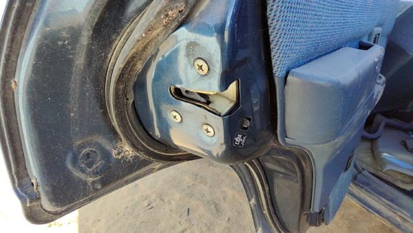 93-95 Nissan Pathfinder Driver Left Rear Door Latch With Rods/Cables Oem Back — photo 2