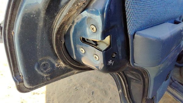 93-95 Nissan Pathfinder Driver Left Rear Door Latch With Rods/Cables Oem Back — photo 3