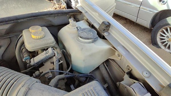 93-95 Jeep Grand Cherokee Windshield Washer Fluid Reservoir With Pump Wiper Tank — photo 2