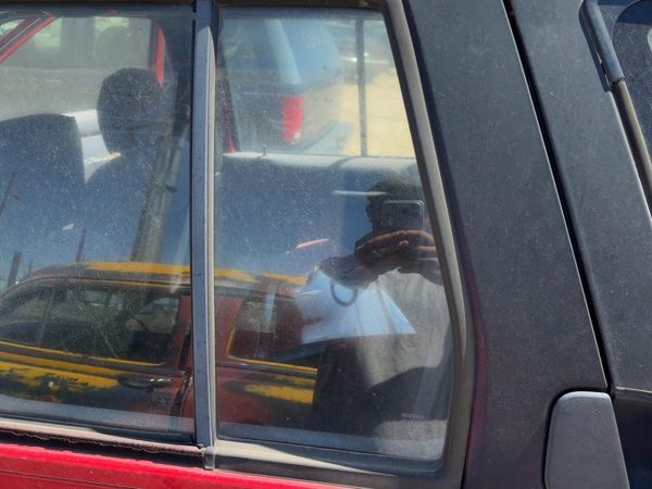 90-95 Nissan Pathfinder Driver Left Rear Vent Window Back Door Glass with Frame — photo 2