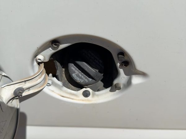98-02 Chevy Express 2500 Fuel Filler Neck Assembly With Gas Cap Oem 4.3L 5.7L — photo 2