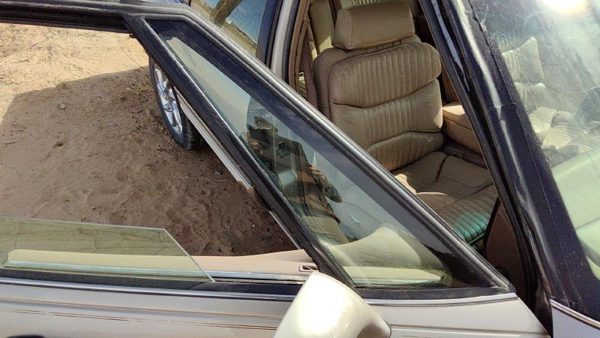91-96 Park Ave Ultra Passenger Right Front Vent Window Small Door Glass Wh Frame — photo 1