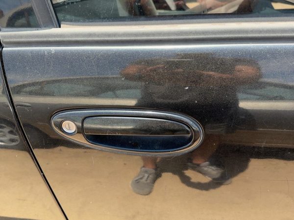 1998 Nissan Maxima Passenger Right Front Outside Door Handle Oem Super Black Kh3 — photo 1