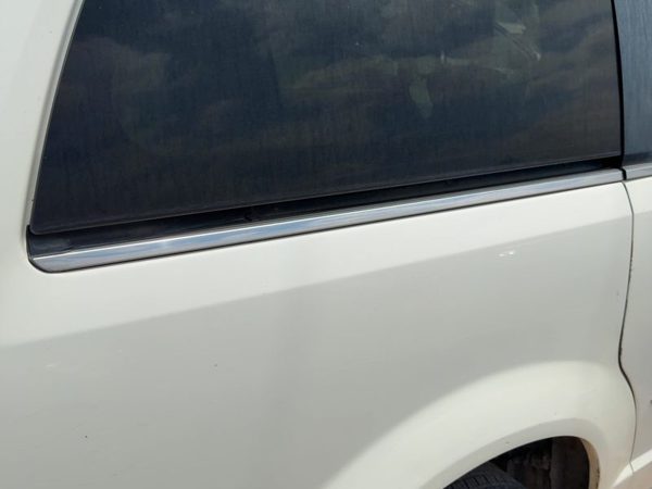 08-16 Chrysler Town & Country Passenger Right Quarter Panel Moulding Chrome OEM — photo 1