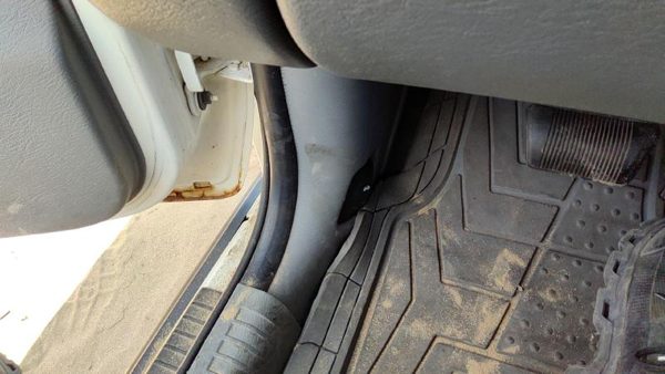 05-07 Jeep Liberty Driver Left Lower Kick Trim Panel Oem Gray D5 — photo 4
