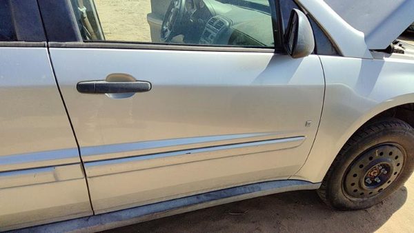 2007 Chevrolet Equinox Front Door RH Silver 67U — photo 2
