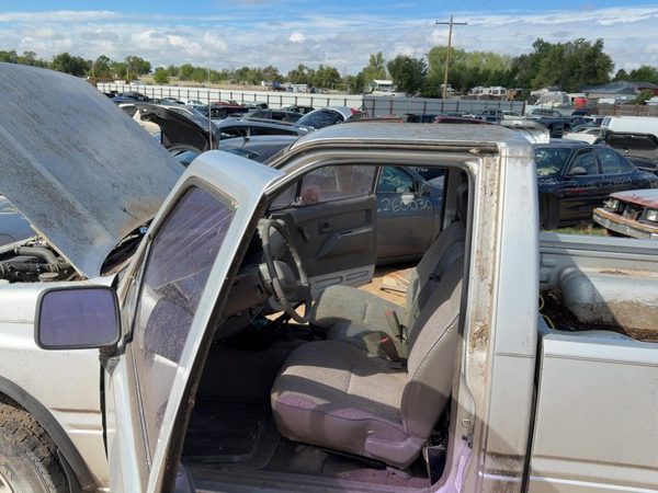 1991 Isuzu Pickup Truck Cab Silver — photo 4