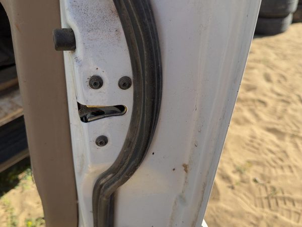 1998 Lincoln Navigator Front Door Latch RH — photo 2