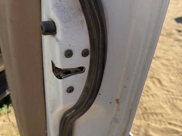 1998 Lincoln Navigator Front Door Latch RH — photo 3
