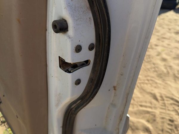 1998 Lincoln Navigator Front Door Latch RH — photo 4