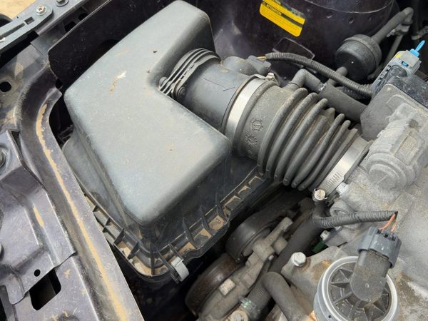 05-09 Equinox Complete Air Intake Cleaner Filter Box Housing With Tube Oem 3.4L — photo 2