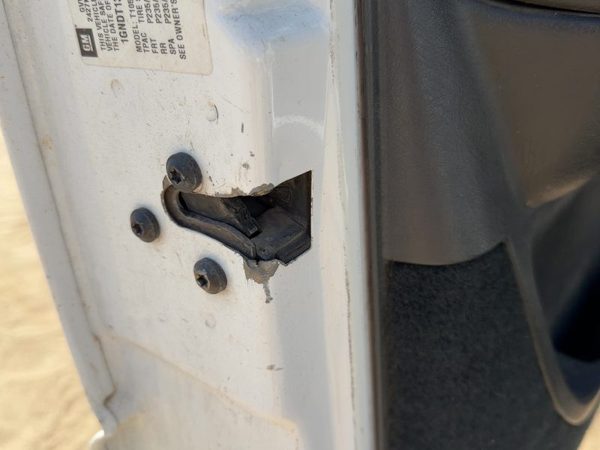 1995-2005 Chevy S10 Blazer Driver Left Front Door Latch With Rods/Cables Oem — photo 2