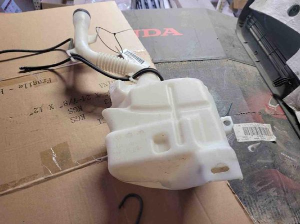 2010 Chevy Equinox Windshield Washer Fluid Reservoir With Pump Oem Wiper Tank — photo 1