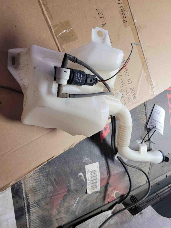 2010 Chevy Equinox Windshield Washer Fluid Reservoir With Pump Oem Wiper Tank — photo 3