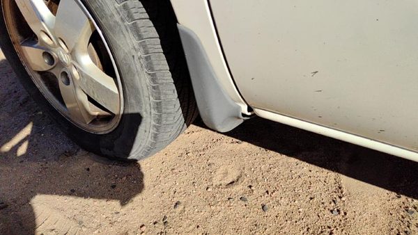 02-07 Dodge Caravan Driver Left Moulding From Fender Oem Trim Strip White Pw1 — photo 3