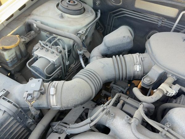05-07 Legacy Outback Air Intake Cleaner Filter Box Housing With Tube 2.5L — photo 3