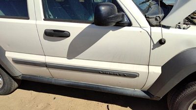 2005 Jeep Liberty Front Door RH White PW1