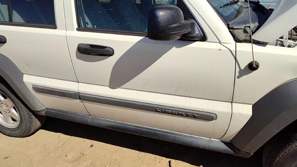 2005 Jeep Liberty Front Door RH White PW1 — photo 2
