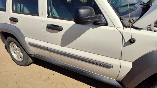 2005 Jeep Liberty Front Door RH White PW1 — photo 4