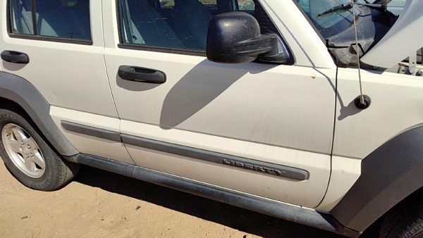 2005 Jeep Liberty Front Door RH White PW1 — photo 3