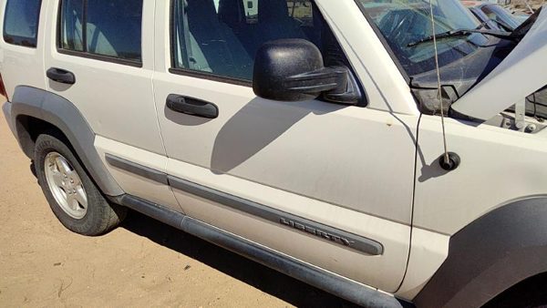 2005 Jeep Liberty Front Door RH White PW1 — photo 5