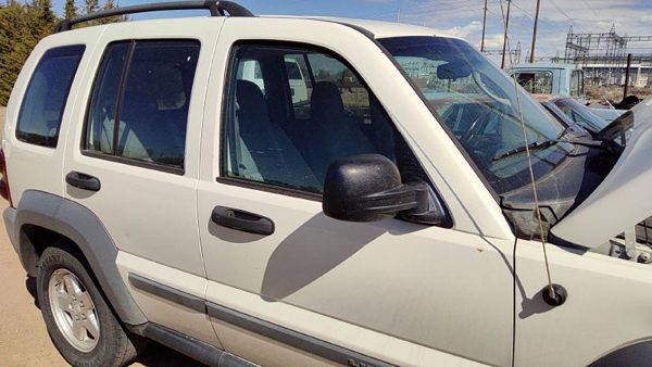 2005 Jeep Liberty Front Door RH White PW1 — photo 7