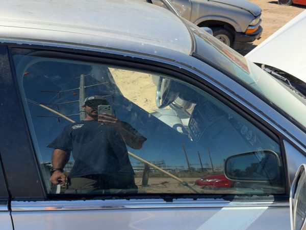 2005 Cadillac Deville Front Door Glass/window RH — photo 4