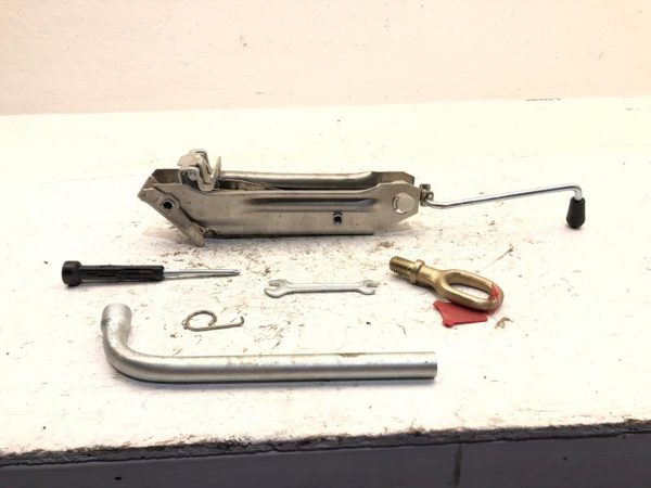 2001 Vw Jetta Spare Jack Kit Assembly With Tools And Mount Tray Oem — photo 2