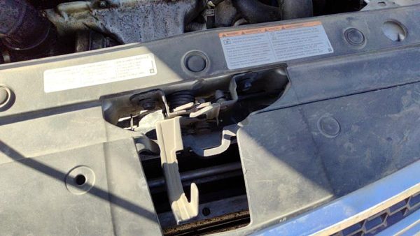 2011-2016 Chevy Cruze Hood Latch Assembly With Bracket Oem 95947422 — photo 3