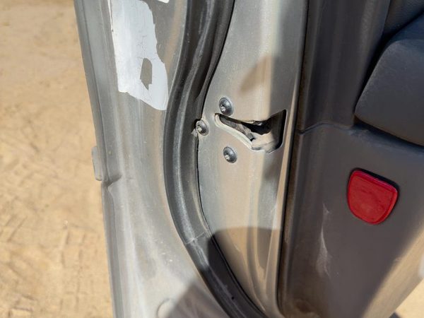 2005 Cadillac Deville Front Door Latch LH — photo 3