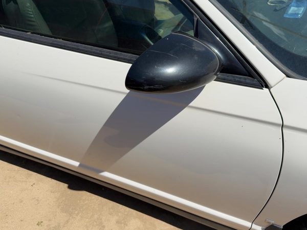 2006 Chevy Monte Carlo Front Door RH White 40U — photo 5