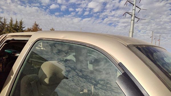 2004 Chevy Silverado 1500 Front Door RH 15U Sandstone Hail 15017224 — photo 3