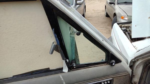 88-96 Jeep Cherokee Driver Left Front Vent Window Small Door Glass With Frame — photo 3