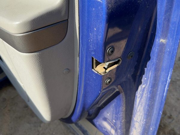 06-11 Hhr Passenger Right Front Door Latch With Rods/Cables Oem Sport Wagon 4D — photo 2