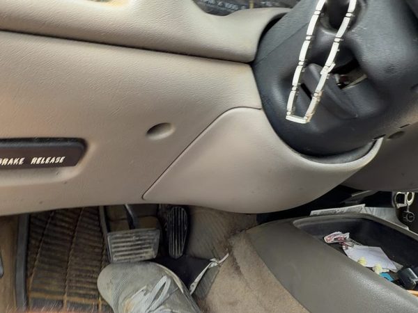 98 Chevy S10 Blazer Lower Dash Under Column Knee Bolster Trim Panel Oem Gray 92H — photo 4